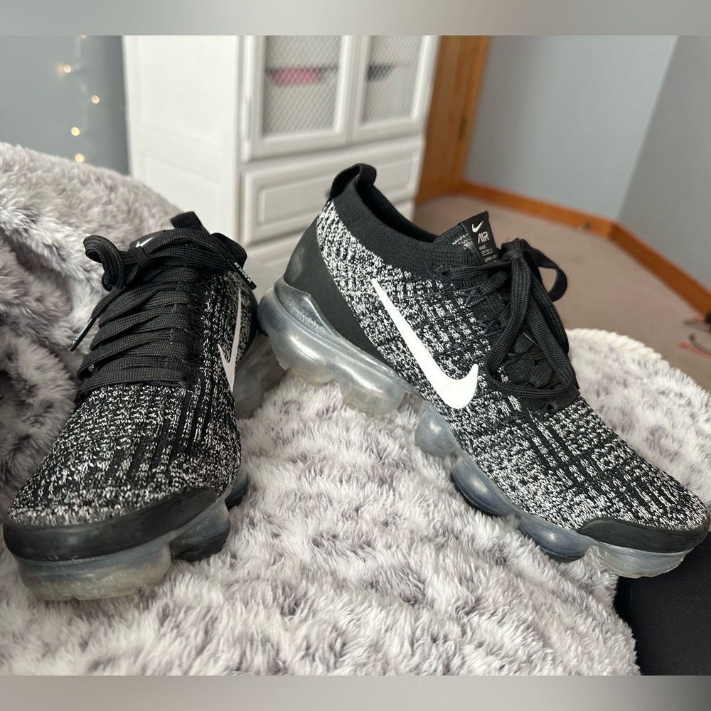 black and white women’s vapormax - Picture 5 of 8